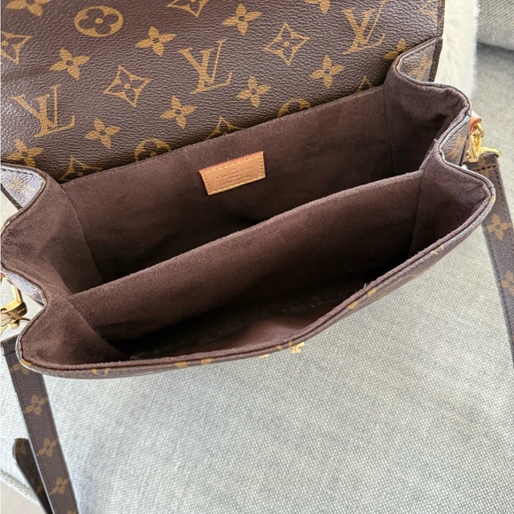 Louis Vuitton Monogram Pochette Metis - Picture 9 of 12